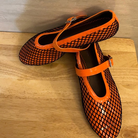 Megnarcm Black Round Toe flats With An Orange Patent Leather Trim - Picture 5 of 12